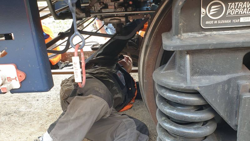 Trainer zeigt den Schulungsteilnehmern der RailTraining GmbH die Bremse an einem Kesselwagen